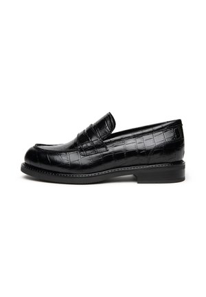 Schwarzer Lederloafer mit Krokodilprägung, niedrigem Absatz und einem Riemen über dem Oberschuh, seitlich auf weißem Hintergrund dargestellt.