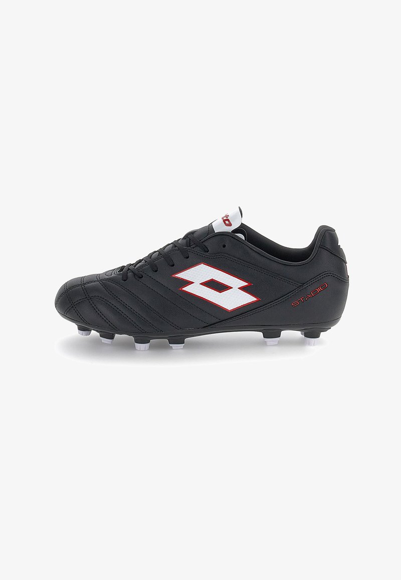 Chaussure de football noire avec logo blanc et rouge, lacets noirs et crampons en plastique moulé conçue pour jouer sur terrain ferme.