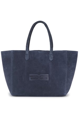 Granatowa torba na ramię z zamszu z wysokimi bokami, podwójnymi uchwytami i wytłoczonym logo na przodzie. Gładka faktura z wyraźnie zaznaczonym kształtem.