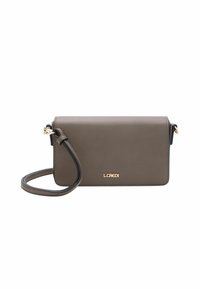 Braune Kunstleder-Crossbody-Tasche mit goldenem Logo, glatter Textur, Klappenverschluss und abnehmbarem Schulterriemen. Kompakte rechteckige Form.