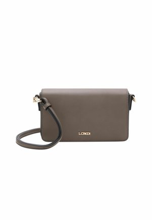 Sac bandoulière en simili cuir marron avec un logo doré, texture lisse, fermeture à rabat et une bandoulière amovible. Design rectangulaire compact.