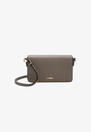 Bolso cruzado de imitación cuero marrón con un logo dorado, textura suave, cierre de solapa y una correa desmontable. Diseño compacto y rectangular.