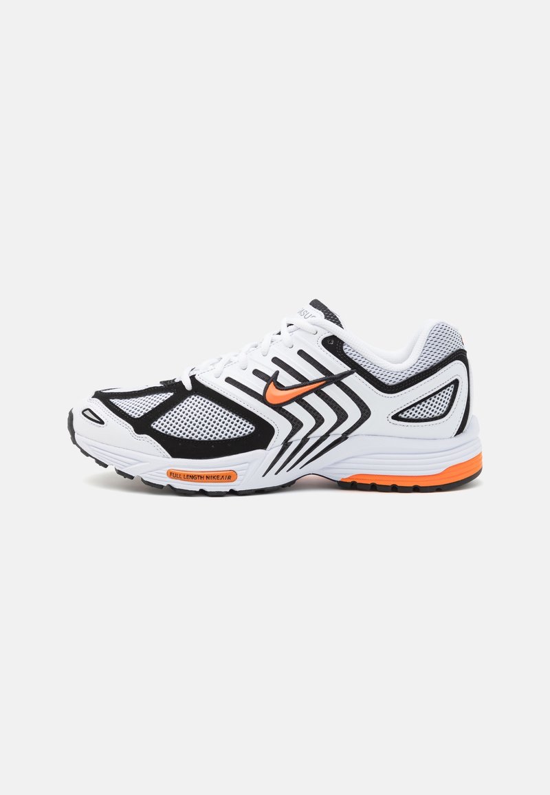 Baskets athlétiques blanches et noires avec logo Nike orange et détails, panneaux en mesh et semelle texturée conçues pour la course ou l'entraînement.