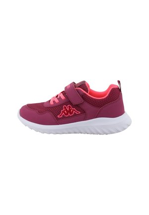 Chaussure de sport bordeaux avec des accents rose néon, tige en maille, fermeture à lacets et à bande Velcro, semelle en caoutchouc blanc, et détail de logo sur le côté.