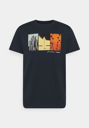Marineblå bomulds-T-shirt med et grafisk design bestående af tre paneler: abstrakte former i blågrøn, gul og orange med blomsterdetaljer.