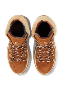 Braune Wildleder-Wanderschuhe mit Kunstfellkragen, goldfarbenen Ösen und geflochtenen Schnürsenkeln. Das Innenfutter ist mit einem mehrfarbigen Karo-Muster versehen.