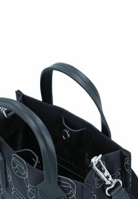 Schwarze Handtasche mit doppelt strukturierten Griffen, die ein umreißendes Muster aufweist. Silberne Hardware und ein Druckknopfverschluss oben sorgen für Funktionalität.