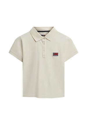 Polo shirt beige clair avec une coupe courte et décontractée, doté d'un col côtelé et d'un petit patch logo sur la poitrine gauche.
