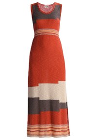 Maxiklänning i röd, beige och grå med en figursydd liv och en utsvängd nederdel. Har geometriska mönster och en strukturerad yta med randiga detaljer.