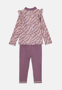 Violet gėlėta ilga rankovė palaidinė su raukšlėmis ant pečių, derinama su vienspalvėmis violetinėmis kelnių legginsais. Pagaminta iš minkštos medžiagos ir turi elastingas rankogalius.