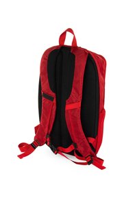 Mochila roja con espalda de malla negra acolchada, correas ajustables y hebillas de clip. Presenta una tela texturizada y un diseño ergonómico para mayor comodidad.