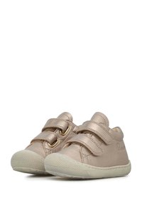Zapatos para niños pequeños con cierre de Velcro en un metálico dorado rosa, con parte superior de cuero suave, suela de goma texturizada y diseño de punta redondeada.