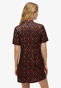 Schwarzes kurzärmeliges Kleid mit einem Blumenmuster in Rot, Gelb und Gold. Leichtes Material mit einem Kragen und einem Reißverschluss hinten.