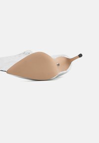 Zapato de tacón stiletto con punta afilada en tela de purpurina plateada y un tacón delgado y alto. Suela nude suave con un sutil detalle texturizado y acento de logotipo.