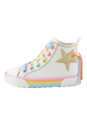 Białe sneakersy za kostkę z pastelowymi tęczowymi sznurówkami, tęczowym paskiem na podeszwie, złotą brokatową naszywką w kształcie gwiazdy oraz tęczowymi wstążkowymi uchwytami.