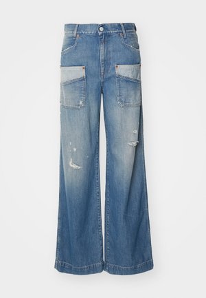 Šviesiai mėlyni plačiais kojų džinsai, turintys priekinės ir galinės kišenės, nusidėvėjimo akcentus ir mygtuko uždarymą juosmens srityje.