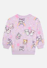 Lilafarbener Sweatshirt mit verspielten Cartoon-Katzen, Regenbögen, Herzen und Sternen. Die Bündchen und der Saum haben eine gerippte Textur. Mischgewebe aus Polyester und Baumwolle.