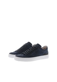 Marineblauwe suède sneakers met witte rubberen zolen, voorzien van ronde veters, een gevoerd boord en subtiele branding aan de zijkant. Klassiek laag ontwerp.