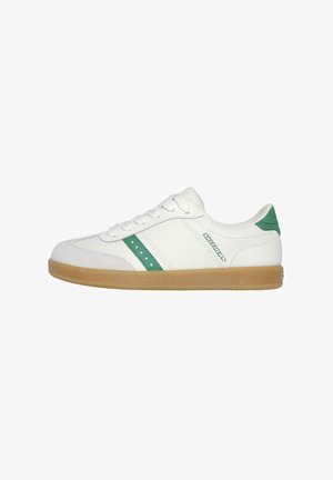 Zapatilla deportiva blanca con acentos verdes, que presenta una parte superior sintética suave, detalles perforados y una suela de goma. Diseño de punta redondeada.