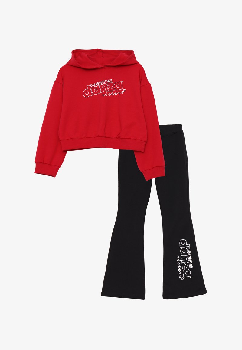 Felpa rossa corta con testo bianco "DIMENSIONE danzA sisters" e leggings neri a campana con dettaglio del logo bianco. Tessuto in misto cotone.