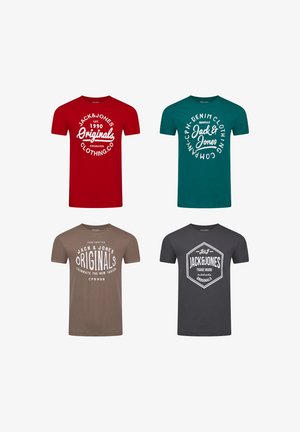 Cztery koszulki: czerwona z białym napisem, zielona z białym napisem, brązowa z białym napisem, szara z heksagonalnym logo; wszystkie mają okrągły dekolt i krótkie rękawy.