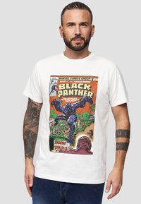Vit bomullströja med en färgglad serietidningsgrafik av Black Panther, med djärva bokstäver och detaljerade illustrerade karaktärer.