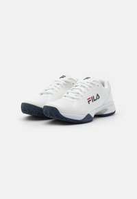 Sneakers albe cu un strat texturat, design cu șireturi, accente albastre și talpă din cauciuc cu un model în zigzag pentru aderență.