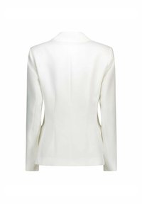 Blazer bianco su misura con una texture liscia, rever a punta, maniche lunghe e una silhouette aderente. La parte posteriore presenta una sottile dettagliatura delle cuciture.