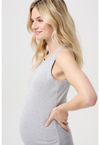 Grijze geribbelde tanktop met een ronde halslijn en mouwloos ontwerp, die het figuur omarmt en een ronde buik accentueert.