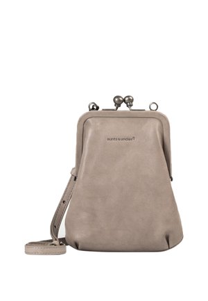 Kleine Crossbody-Tasche aus taupefarbenem Leder mit Metallverschluss und verstellbarem Riemen, vorne mit "aunts & uncles"-Logo.