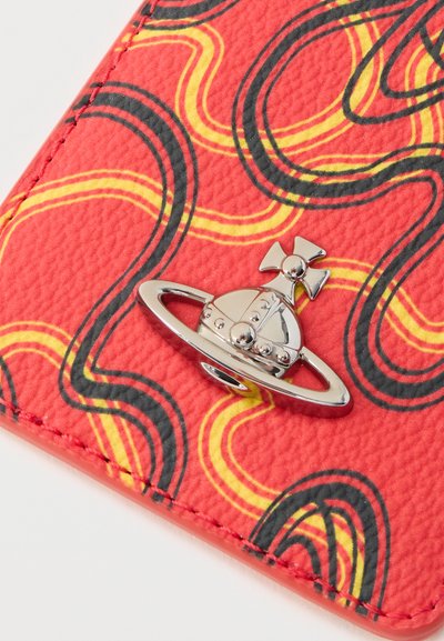 Κόκκινο υλικό με υφή, με κίτρινες και μαύρες κυματιστές γραμμές, που διαθέτει ασημένιο σφαιρικό και σταυρό έμβλημα συνδεδεμένο κοντά στα ραμμένα άκρα.