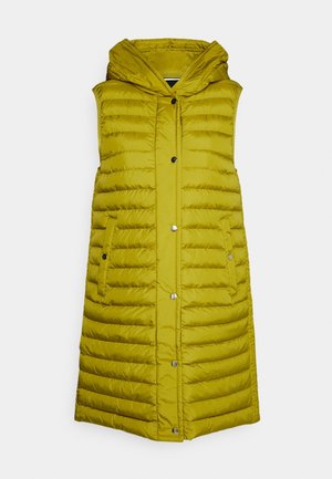 Long gilet matelassé sans manches vert olive avec capuche, boutons-pression et deux poches frontales.