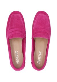 Fuchsia suède instappers met een plat ontwerp, voorzien van gestikte details en een verhoogde voorzijde. De binnenkant toont een beige inlegzool met branding.