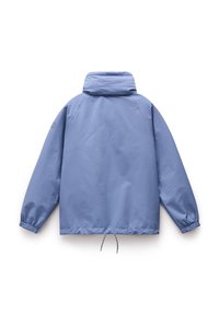 Lys blå jakke med høy krage, elastiske ermer og snor i nederkant. Glatt teksturert stoff med minimalistisk design og ingen synlige lukkinger.