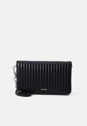 Clutch in pelle nera con texture a righe verticali, dotata di un accento in metallo argentato e una tracolla removibile. Logo impresso sulla parte anteriore.