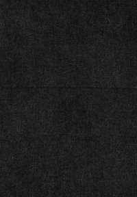 Schwarzer Stoff mit einer strukturierten Webart, der ein einheitliches Finish aufweist. Es sind keine Muster oder Verzierungen sichtbar. Glatte und matte Erscheinung.