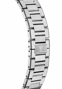 Brazalete de reloj de metal con eslabones de plata pulidos y cepillados, forma rectangular y bordes redondeados. Presenta un logo grabado y pequeños pasadores de conexión.