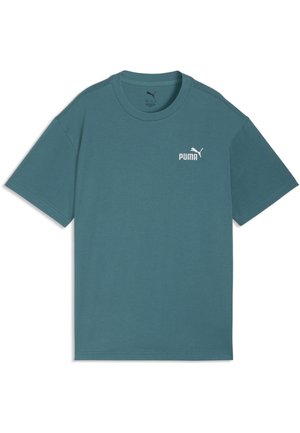 Turkusowy t-shirt Puma z krótkim rękawem i okrągłym dekoltem, z małym białym logo na lewej piersi, ułożony płasko na białym tle.