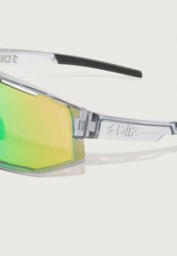Óculos de sol desportivos com uma armação transparente, lentes em degradê de verde para amarelo, design angular e detalhes em borracha preta para maior aderência.
