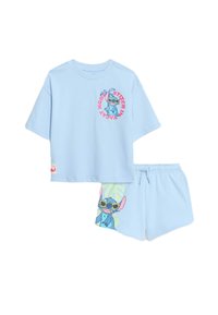 Světle modrý bavlněný dvoudílný set skládající se z trička s krátkým rukávem se šválním potiskem Stitch a odpovídajících šortek se stejným vzorem.