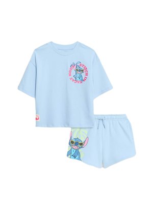 Conjunto de dos piezas de algodón azul claro que incluye una camisa de manga corta con un gráfico de Stitch y pantalones cortos a juego con un diseño similar.