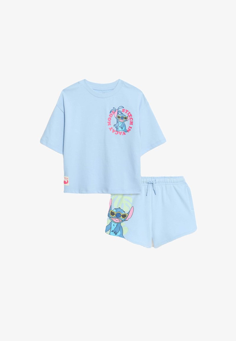 Světle modrý bavlněný dvoudílný set skládající se z trička s krátkým rukávem se šválním potiskem Stitch a odpovídajících šortek se stejným vzorem.