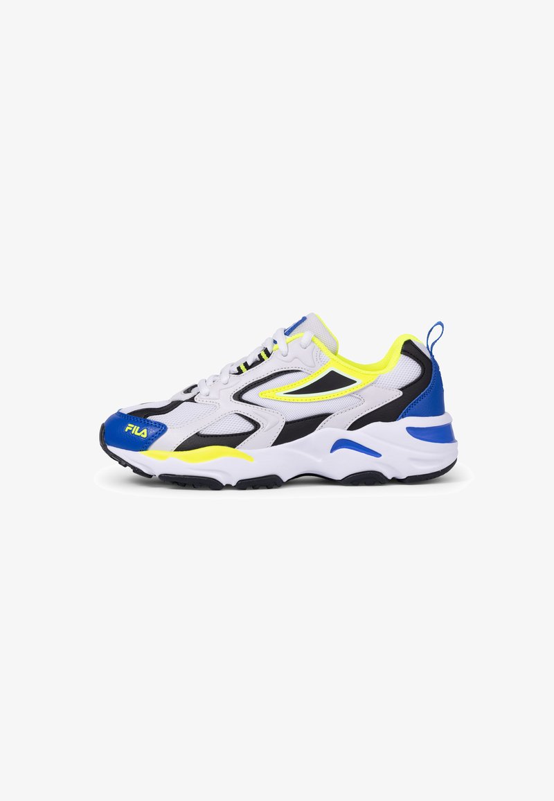Weiße Sneaker mit schwarzen und blauen Akzenten, ausgestattet mit einem strukturierten Mesh-Obermaterial, leuchtend gelben Details und einer dicken weißen Sohle.