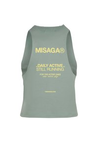 Groene mouwloze sporttop met een ronde hals, voorzien van gele tekst die op de achterkant leest "MISAGA® DAILY ACTIVE STILL RUNNING".