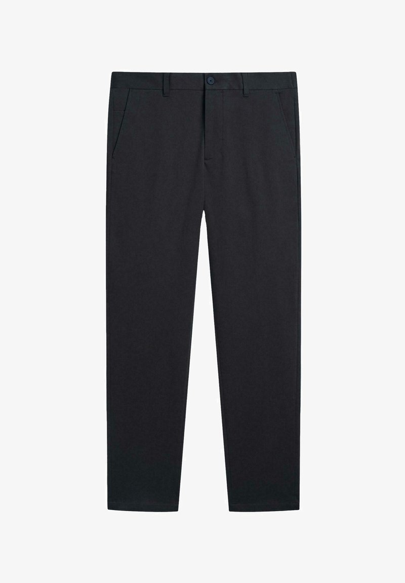 Zwarte op maat gemaakte broek met een rechte pasvorm, twee zijzakken en een knoopsluiting. Gemaakt van een gladde, ademende stof. Recht gesneden pijpen.