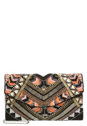 Prostokątna torebka typu clutch ozdobiona koralikami z geometrycznymi wzorami w kolorach czarnym, pomarańczowym, różowym, złotym i białym, wyposażona w srebrny łańcuszek.