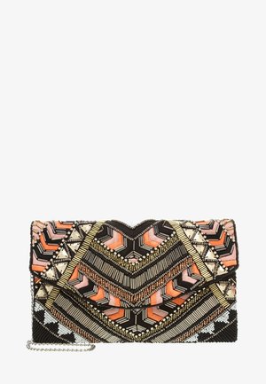 Pochette rectangulaire perlée avec des motifs géométriques en noir, orange, rose, doré et blanc, avec une bandoulière chaîne argentée.