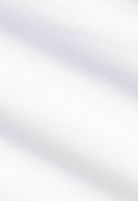 Witte stof met een gladde textuur en subtiele glans, die zachte plooien vertoont en een schone, uniforme uitstraling heeft zonder patronen of accenten.