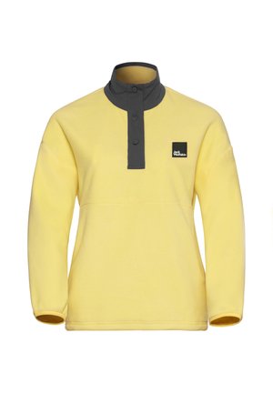Pull jaune en polaire avec un col à boutons gris, présentant une poche sur la poitrine et des manches longues, texture lisse et design décontracté.