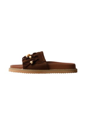 Bruine instapsandaal met platte zool, versierd met franjes en kleine ronde kralen in wit, beige en zwart op het bovenste bandje.